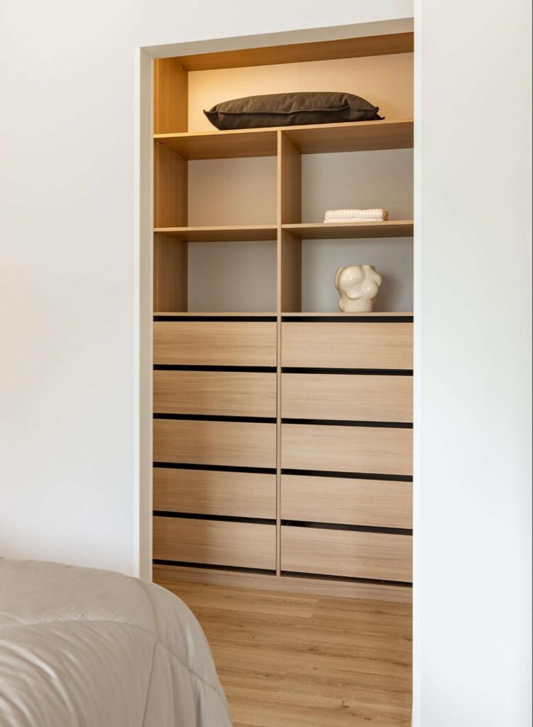Walk-in-vaatehuone on ylellinen vaihtoehto vaatteiden säilytykseen.