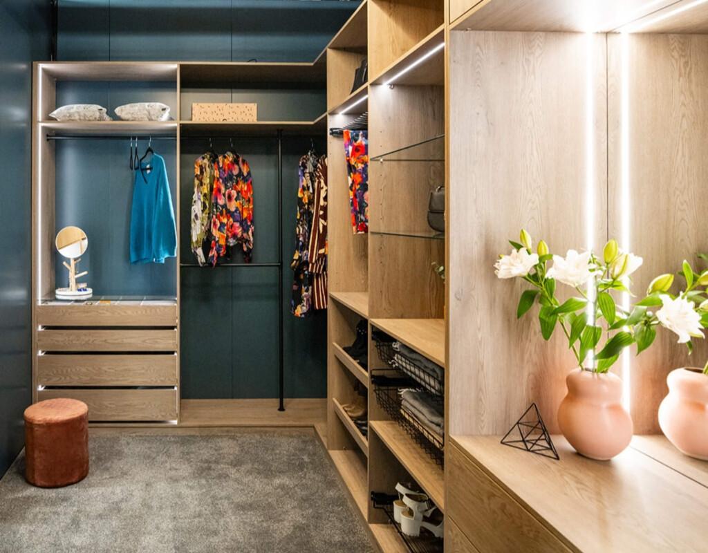 L-mallinen walk-in-vaatehuone.